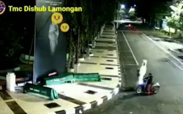 Bikin Heran Dua Pria Terekam CCTV Curi Manekin Pocong di Alun alun Lamongan