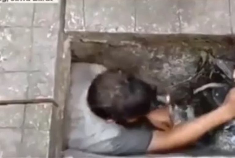 Demi Kebutuhan Ekonomi, Pria Rela Merangkak Untuk Ambil Paku Bekas di Selokan Demi Kebutuhan Ekonomi Pria Rela Merangkak Untuk Ambil Paku Bekas di Selokan