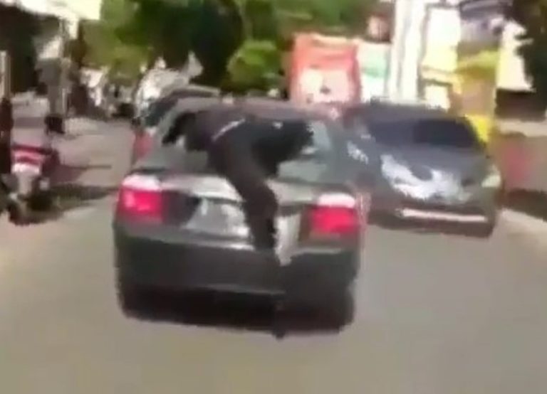 Detik detik Aksi Warga Kejar Pelaku Tabrak Lari di Bandung Sampai Nekat Naik ke Atas Mobil
