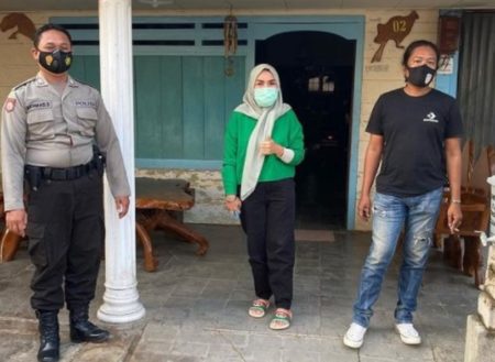 Didampingi Polisi Ibu dan Ayah Ayu Ting Ting Sambangi Rumah Penghina Bilqis di Jatim