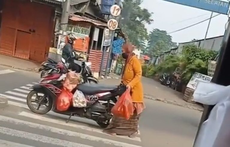Diduga Ditinggal Belanja, Emak-emak ini Malah Parkir Motor di Tengah Jalan Diduga Ditinggal Belanja Emak emak ini Malah Parkir Motor di Tengah Jalan