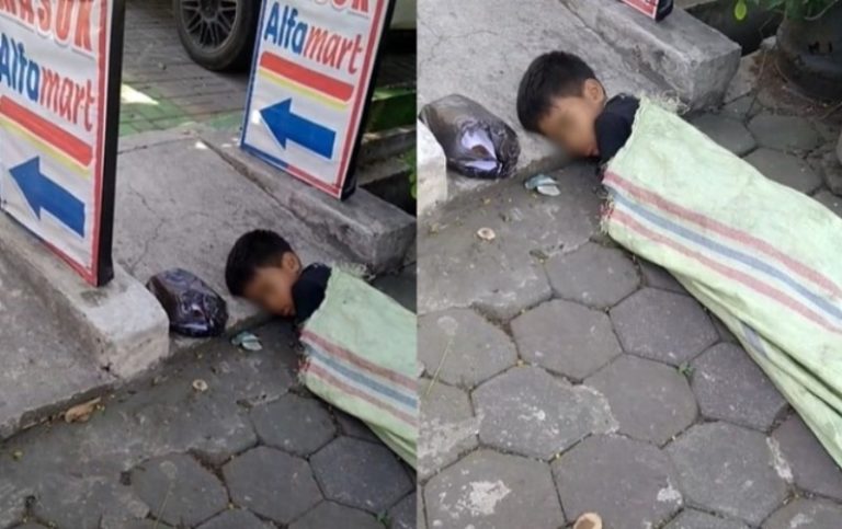 Meski Berselimut Karung Bocah ini Tetap Tidur Nyenyak di Pinggir Jalan