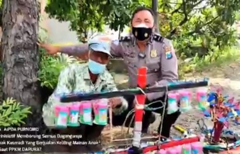 Minta Tak Dagang Saat PPKM, Polisi Beri Kakek Pedagang Mainan Uang Rp 5 Juta dan Sepeda Minta Tak Dagang Saat PPKM Polisi Beri Kakek Pedagang Mainan Uang Rp 5 Juta dan Sepeda