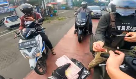 Naik Moge Begini Aksi Viral Doni Salmanan Bagi bagi Uang di Jalanan Sebagai Bantuan PPKM