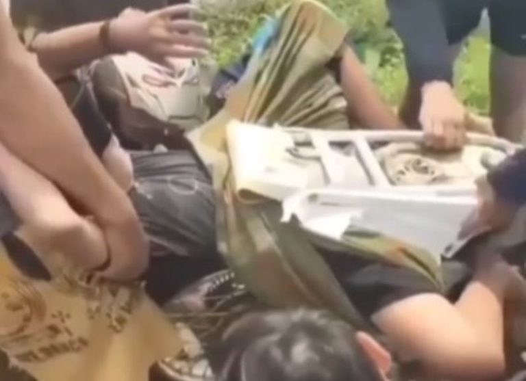Ngenes Banget, Tubuh Pemuda ini Terjepit di Antara Jok dan Ban Motor Ngenes Banget Tubuh Pemuda ini Terjepit di Antara Jok dan Ban Motor