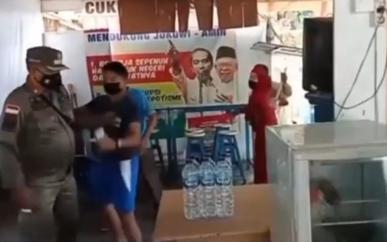 Petugas Satpol PP Disiram Air Panas Oleh Pemilik Warkop Saat Penertiban PPKM Darurat