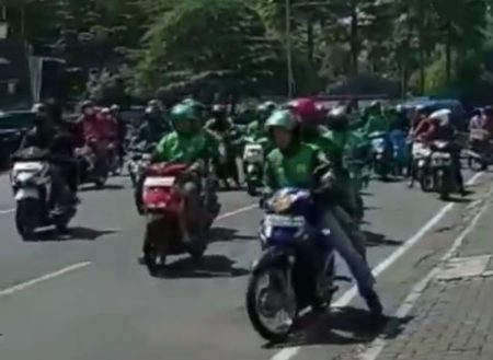Tolak Perpanjangan PPKM Rombongan Driver Ojol Konvoi Hingga Penuhi Jalanan Kota Bandung