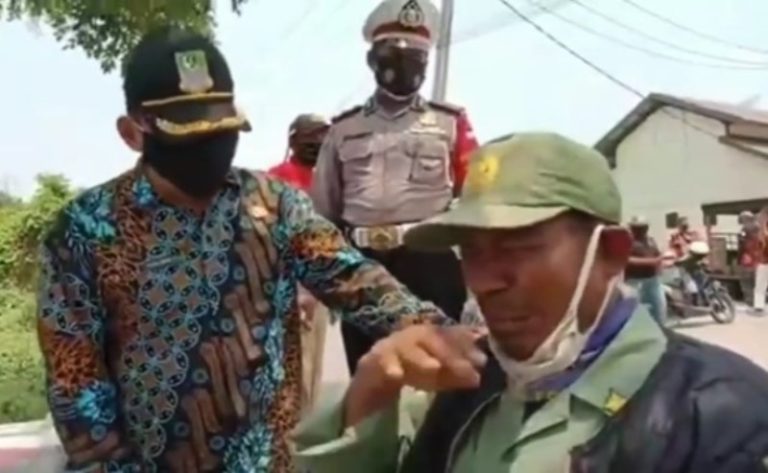 VIRAL Momen Hansip Kena Razia Masker, Nangis Gemetaran Hingga Sebut Corona Jadi Konora VIRAL Momen Hansip Kena Razia Masker Nangis Gemetaran Hingga Sebut Corona Jadi Konora