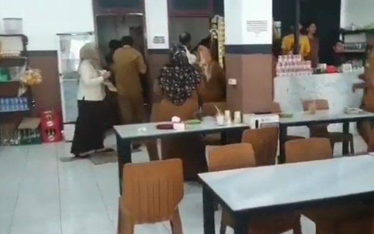 VIRAL Oknum PNS di Aceh Panik Dirazia Petugas Saat Asyik Nongkrong di Warung Kopi