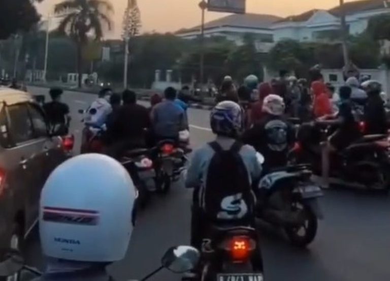 VIRAL Video Aksi Balapan Liar Hingga Tutup Jalan Raya Pengendara Auto Murka