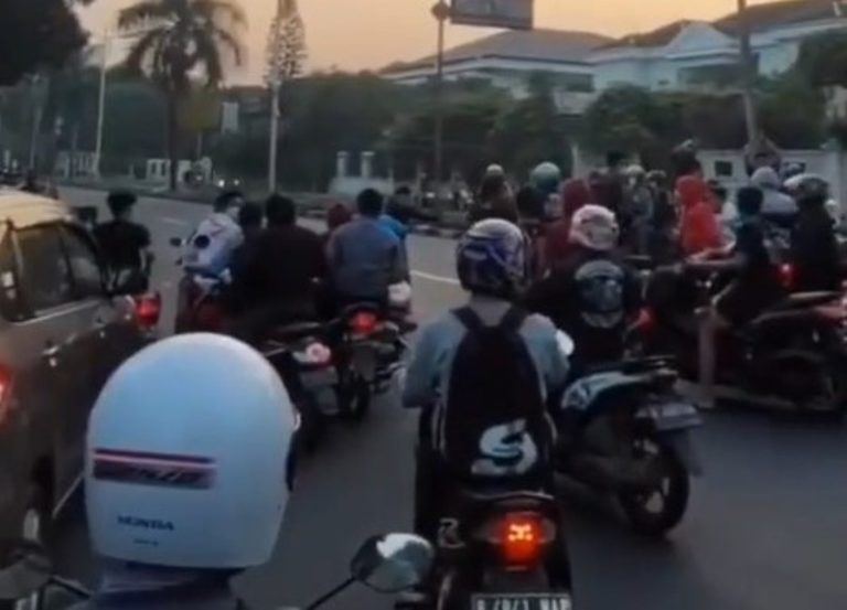 VIRAL Video Aksi Balapan Liar Hingga Tutup Jalan Raya, Pengendara Auto Murka VIRAL Video Aksi Balapan Liar Hingga Tutup Jalan Raya Pengendara Auto Murka