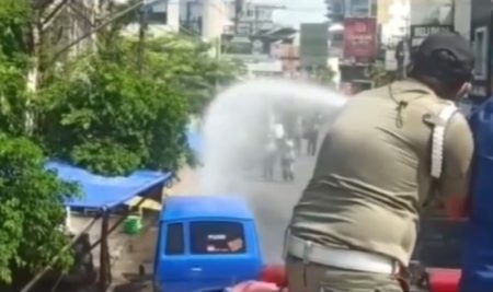 Viral Video Warung Soto Disemprot Air Dari Mobil Damkar Oleh Petugas