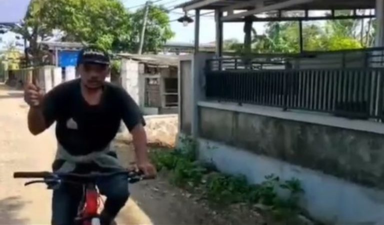 Aksi Viral Pria Bersepeda dari Banten ke Solo Sambil Pegang Bendera Merah Putih