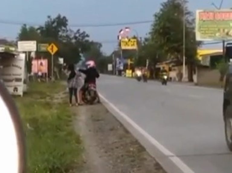 Bertengkar Hebat di Pinggir Jalan Pria ini Malah Tampar Wajah Pasangan Wanitanya