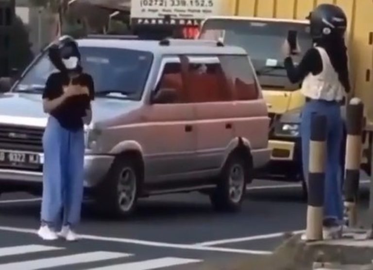 Demi Konten Cewek ini Joget TikTok di Lampu Merah Hingga Hampir Tertabrak Motor