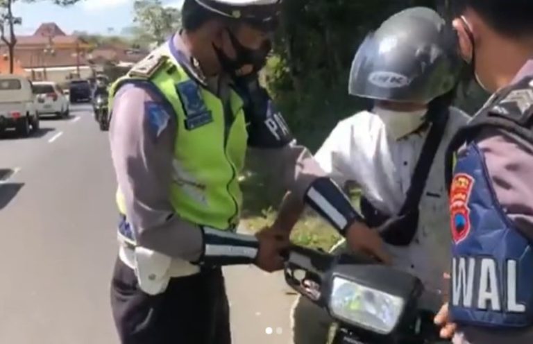 Diberhentikan Polisi Pemuda ini Emosi Hingga Pukul Motor yang Dikendarai