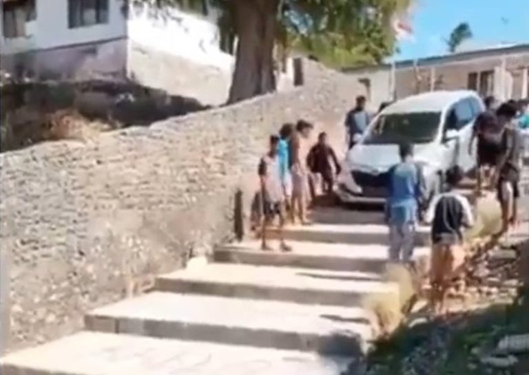 Diduga Ikuti Google Maps Mobil yang Dikendarai Wanita ini Nyasar ke Area Tangga