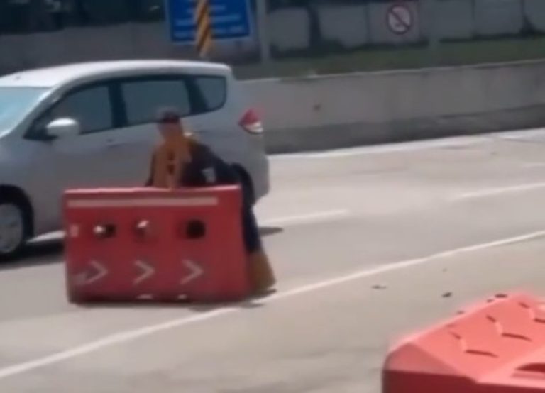 Emak-emak Kembali Berulah, Nekat Pindahkan Water Barrier di Tol Soroja ke Pinggir Jalan Emak emak Berulah Lagi Nekat Pindahkan Water Barrier di Tol Lalu Dilemparkan ke Pinggir Jalan