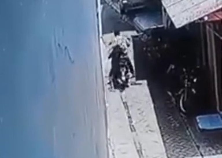 Jatuh Hingga Berujung Gagal Beraksi, Jambret ini Milih Kabur Tinggalkan Motornya Jatuh Hingga Berujung Gagal Beraksi Jambret ini Milih Kabur Tinggalkan Motornya