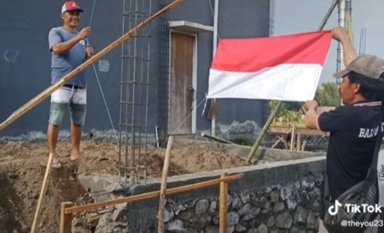 Meski dengan Alat Seadanya Kuli Bangunan Tetap Kibarkan Bendera Merah Putih di Lokasi Proyek