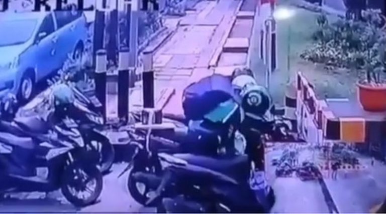 Seorang Pria Berjaket Ojol Terekam CCTV Curi Sekarung Paket Milik Kurir di Jaksel