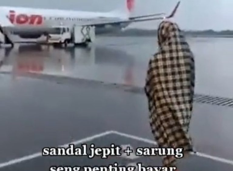 Tetap PD, Pria ini Naik Pesawat Cuma Pakai Sarung dan Sandal Jepit Tetap PD Pria ini Naik Pesawat Cuma Pakai Sarung dan Sandal Jepit