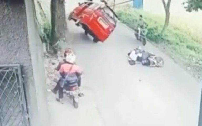 VIRAL Detik detik Angkot Terguling Setelah Hindari Pemotor yang Jatuh di Tengah Jalan