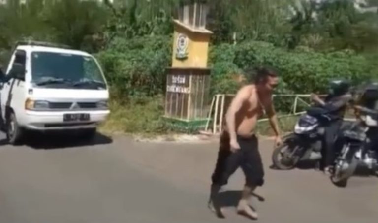 Viral Aksi Ekstrim Pria di Kuningan Mampu Tarik Mobil Pakai Rambut