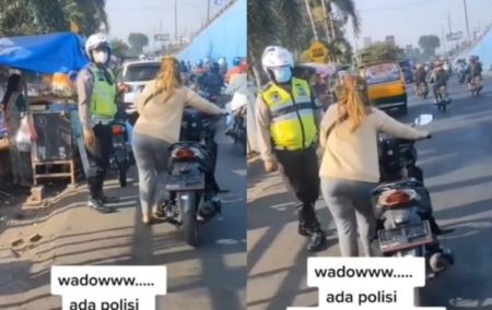 Agar Tak Ditilang Wanita Pura pura Mogok dan Dorong Motor Saat Lewati Polisi