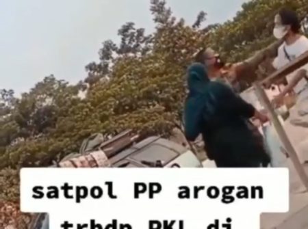 Aksi Arogansi Oknum Satpol PP Cekik Pria Saat Penertiban PKL di Area Stadion Pakansari
