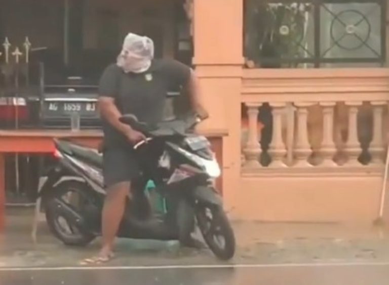 Aksi Kreatif Pemotor Berkendara Saat Hujan Pakai Kantong Kresek Untuk Lindungi Kepala