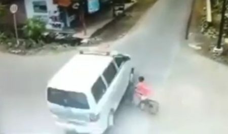 Bikin Jantungan Bocah ini Nyaris Tertabrak Ambulans Saat Main Sepeda