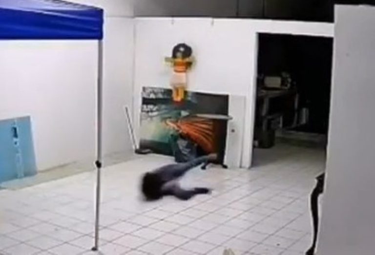 Bikin Merinding, Kaki Wanita ini Tiba-tiba Ditarik Diduga Oleh Makhluk Halus Bikin Merinding Kaki Wanita ini Tiba tiba Ditarik Diduga Oleh Makhluk Halus