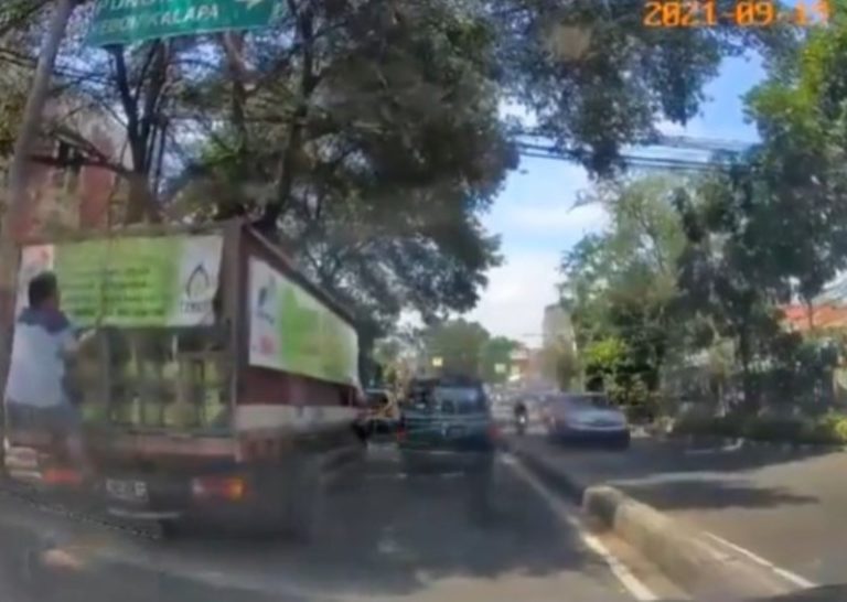 Detik-detik Aksi Nekat Pria Curi Tabung Gas Elpiji Langsung dari Truk Detik detik Aksi Nekat Pria Curi Tabung Gas Elpiji Langsung dari Truk