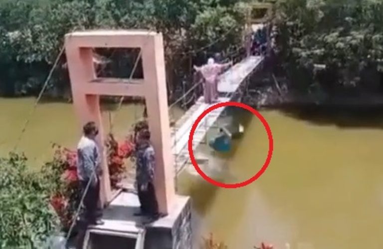 Detik-detik Emak-emak Tercebur ke Sungai Gegara Papan Jembatan yang Dilewati Ambrol, Ngeri! Detik detik Emak emak Tercebur ke Sungai Gegara Papan Jembatan yang Dilewati Ambrol Ngeri