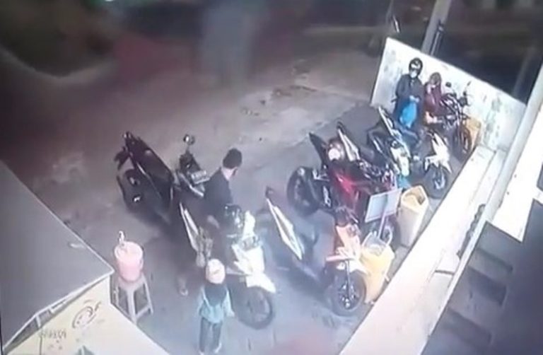 Kelakuan Pria ini Saat Keluar Parkiran Bikin Netter Gregetan Diduga Sengaja Bikin Motor Orang Lecet