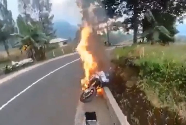 Moge Terbakar Saat Melaju di Jalur Wisata Gunung Promo Pengendaranya Panik Langsung Lompat