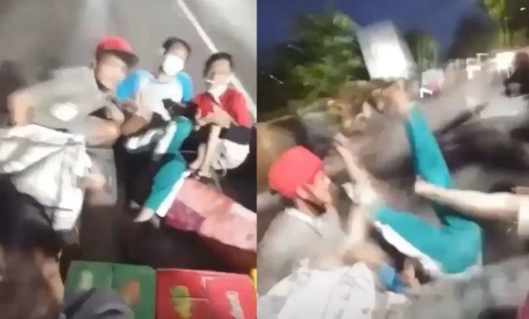 Nahas Lagi Santuy Bersandar di Pintu Bak Pikap Dua Pemuda ini Terjatuh