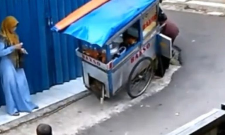 Nyesek Gerobak Bakso Bapak ini Jatuh Berantakan Semua Dagangan Tumpah ke Jalan