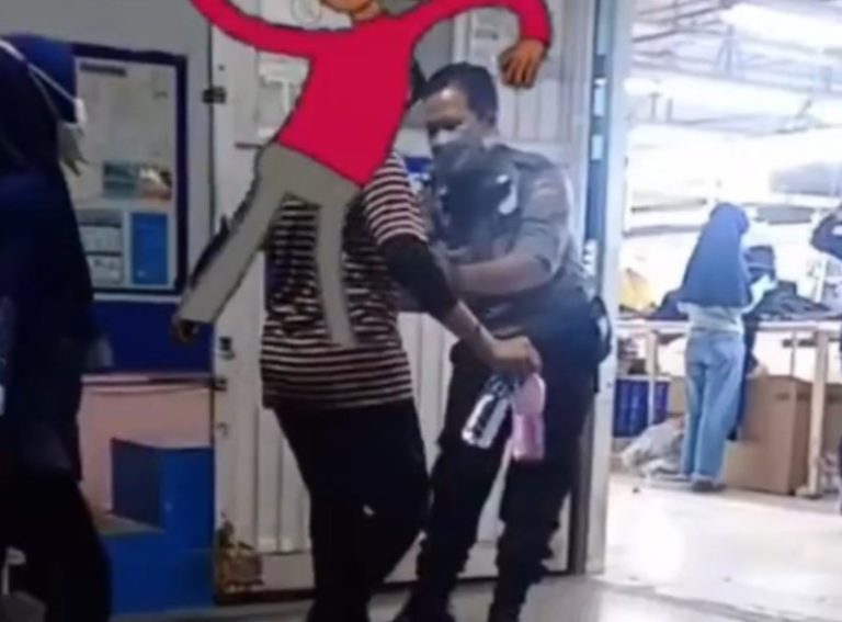 Pengecekan Sebelum Masuk Pabrik, Satpam ini Meraba-raba Karyawan Wanita Pengecekan Sebelum Masuk Pabrik Satpam ini Meraba raba Karyawan Wanita