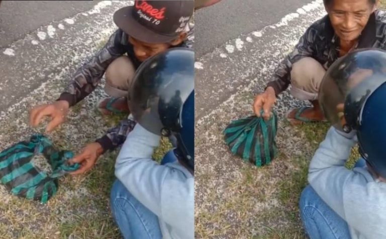 Penuh Kesabaran, Kakek ini Punguti Beras yang Tumpah dan Berceceran di Pinggir Jalan Penuh Kesabaran Kakek ini Punguti Beras yang Tumpah dan Berceceran di Pinggir Jalan