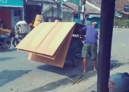 Perjuangan Tukang Becak Saat Disuruh Antar Triplek Malah Alami Kejadian Nahas di Jalan