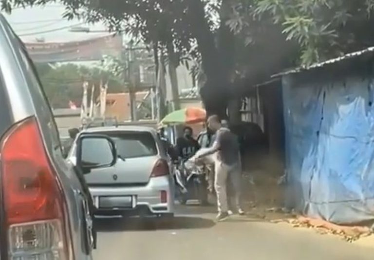 Pria Emosi Tendang Spion Mobil Hingga Patah Disebut Gegara si Pengemudi Halangi Ambulans