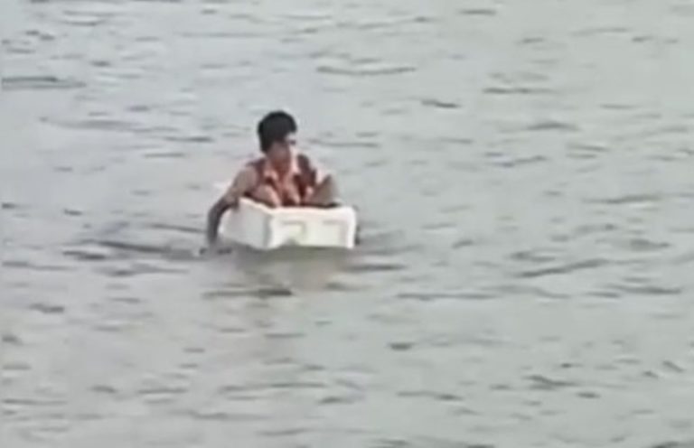 Tak Ada Jembatan, Bocah SD Nekat Seberangi Sungai dengan Naik Styrofoam Tak Ada Jembatan Bocah SD Nekat Seberangi Sungai Naik Styrofoam