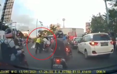 VIRAL Detik detik Polisi di Semarang Dorong Pengendara Motor Hingga Jatuh