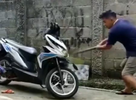 VIRAL Pria Hancurkan Motor Pakai Besi dan Samurai