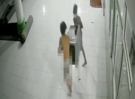 VIRAL Video Dua Pria Tanpa Busana Curi Kotak Amal Masjid