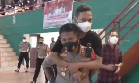 VIRAL Video Kapolres Semarang Gendong Siswa Penyandang Disabilitas Saat Akan Divaksin