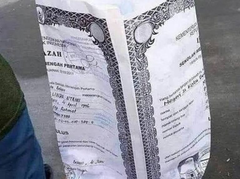 Warganet ini Kaget Temukan Ijazah Miliknya Jadi Bungkus Gorengan Padahal Sebelumnya Buat Ngelamar Kerja