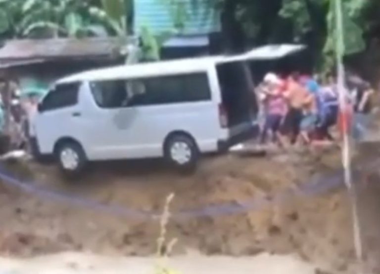 Detik detik Dramatis Warga Kompak Selamatkan Mobil yang Nyaris Terperosok ke Sungai